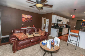 Golden Bear - Comfy cabin, short drive to the lake! Ping Pong and Pool Table! Darts and Air Hockey!